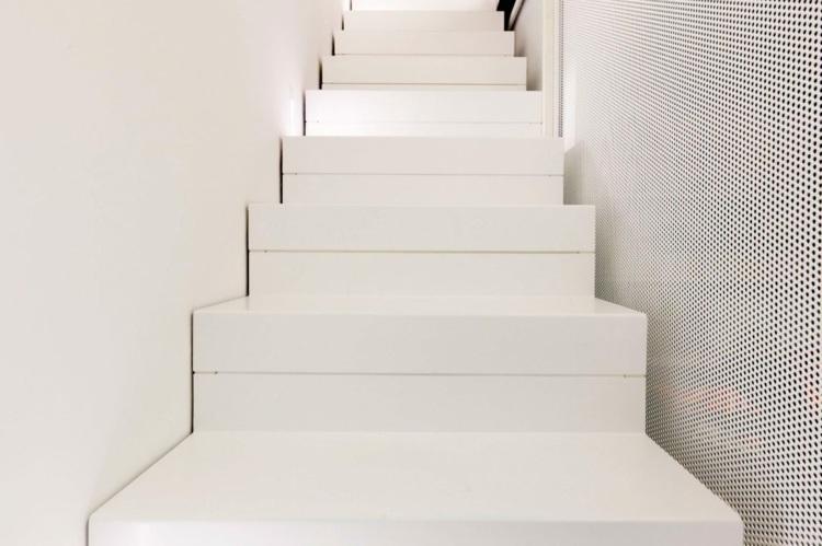 fliesen-großformat-treppe-weiß-minimalismus-perforiert-paneele-treppenhaus