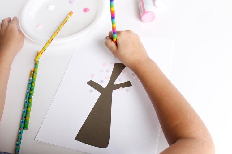 frühlingsbasteln-kindern-kindergarten-bleistift-acrylfarbe-punkte-machen