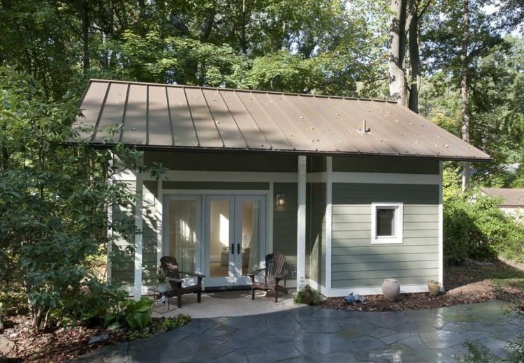 gartenhaus-terrasse-klein-hinterhof-veranda-stühle-wohnzimmer-natur-bäume-holzverkleidung