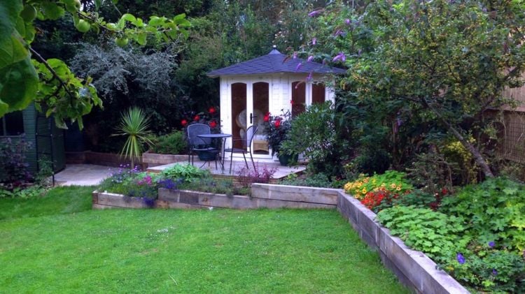 gartenhaus-terrasse-mini-garten-pflanzen-bäume-veranda-sichtschutz-stühle-tisch-treppen