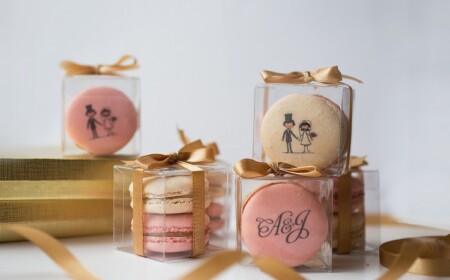 gastgeschenke-hochzeit-essbar-macarons-aufdruck-verpackung