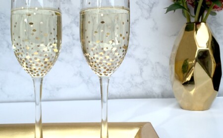 glas-bemalen-ideen-weissweingläser-gold-punkte-diy-dekoration-party