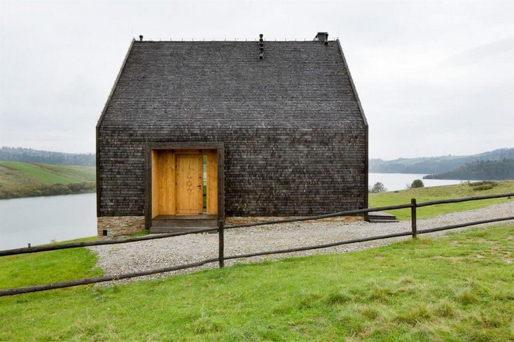 Holzverkleidung für Wand und Decke in einer gemütlichen Hütte in Polen