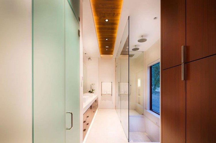 holz-decke-unterschränke-badezimmer-glastrennwand