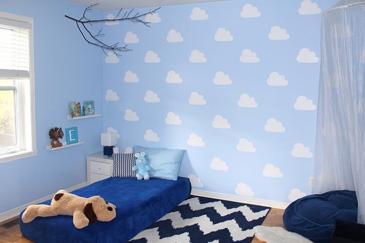 Kinderzimmer Deko mit Wolken wandmalerei-blaues-interieur