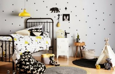kinderzimmer-optimal-einrichten-klein-metallbett-sitzsack-gelb-schwarz-teppich-tisch-schrank-höngelampe-wanddekoration