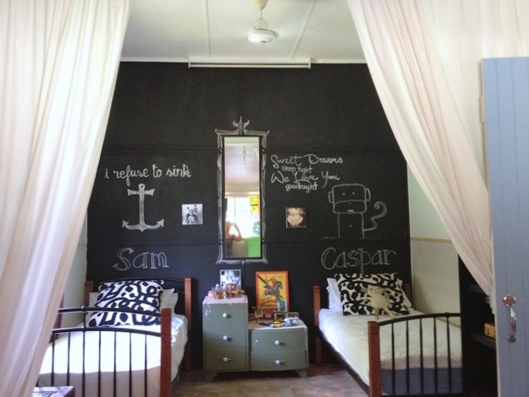 kinderzimmereinrichtung-dekoration-jungenzimmer-schwarz-wandfarbe-tafelfarbe