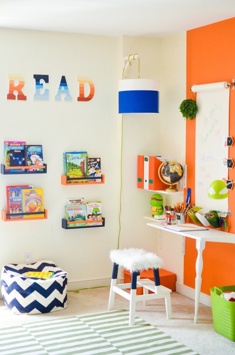 kinderzimmereinrichtung-dekoration-orange-kindertisch-basteltisch-wanddeko-tritthocker