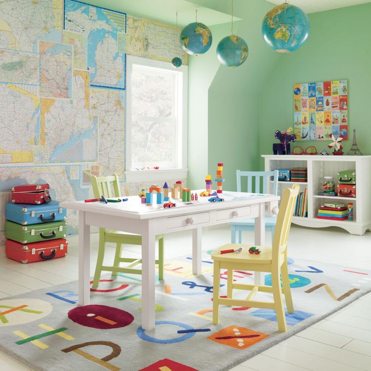 kinderzimmereinrichtung-dekoration-teppich-kindertisch-wanddeko-karten
