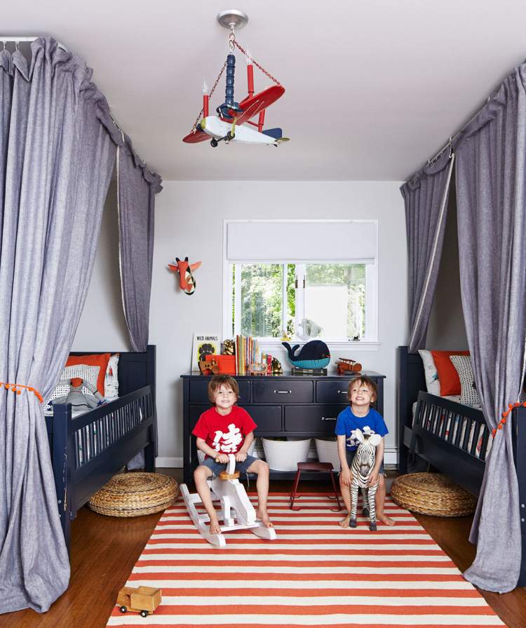 kinderzimmereinrichtung-dekoration-zwillinge-jungen-himmelbett-vorhang-grau-rot