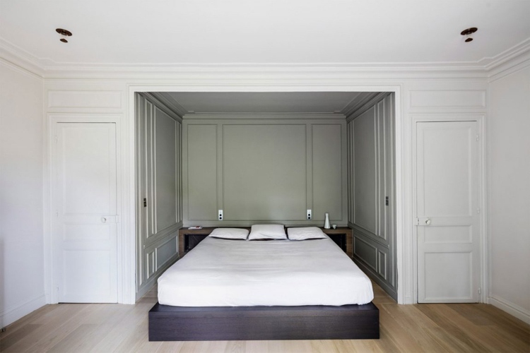 klassische-architektur-moderne-schlafzimmer-stuck-wandverkleidung-grau