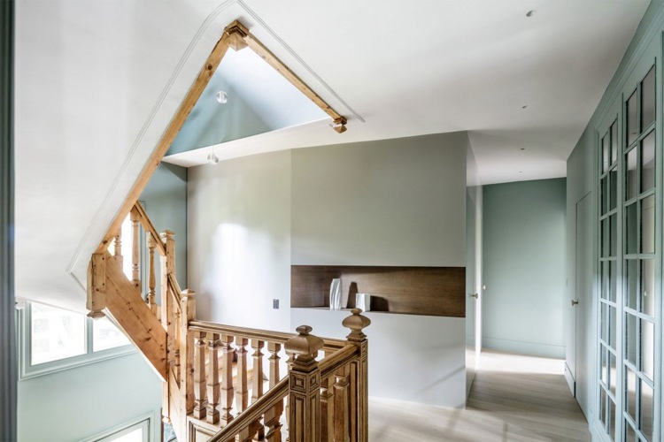 klassische-architektur-moderne-treppenhaus-ornamente-holztreppe-minimalistsich