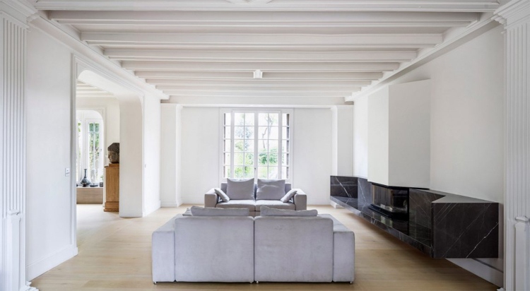Klassische Architektur -moderne-villa-wohnen-minimalistisxh-grau-weiss