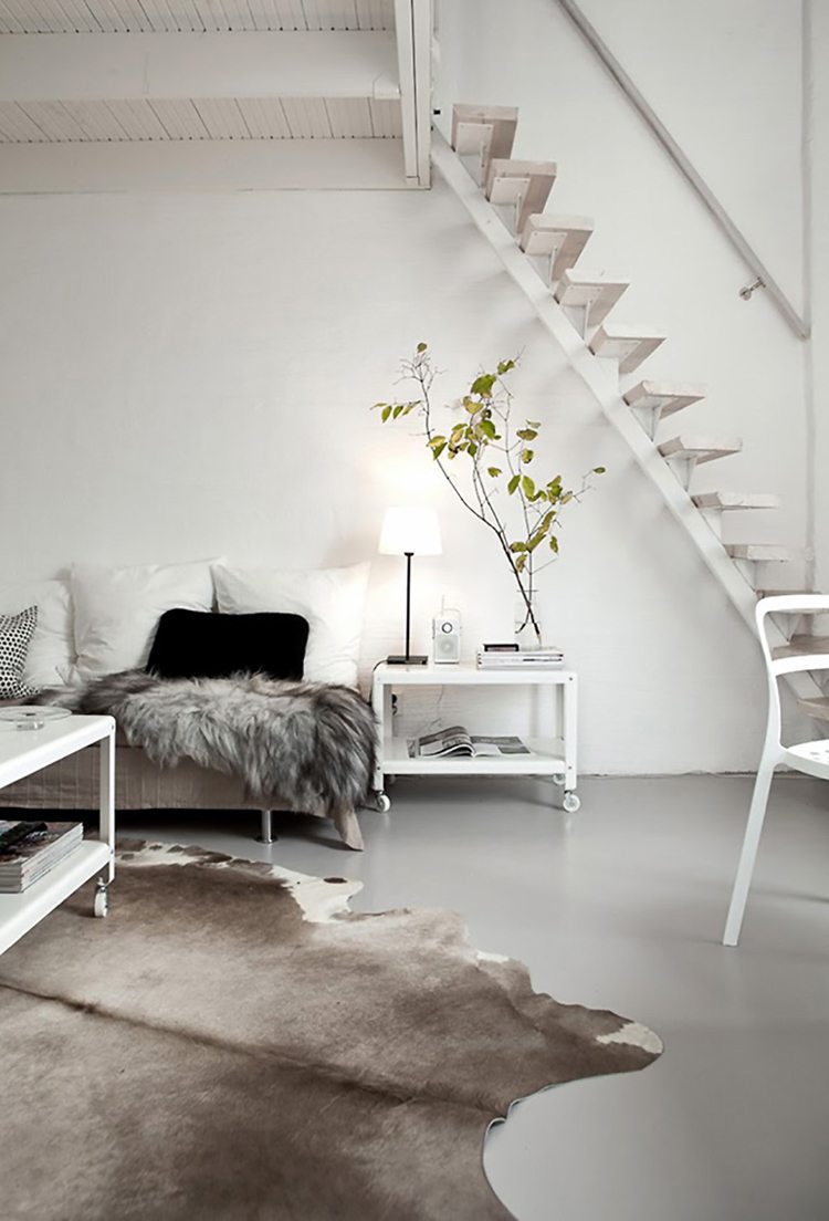 kuhfell-teppich-skandinavisch-minimalistisch-interior-design-couch-weiss-betonboden