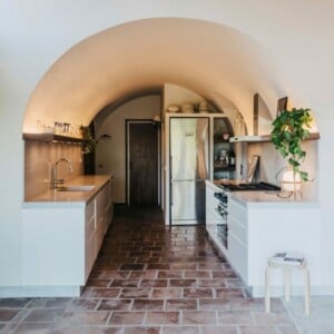 küche gestalten anbau-idee-weiß-kücheneinrichtung-mediterran