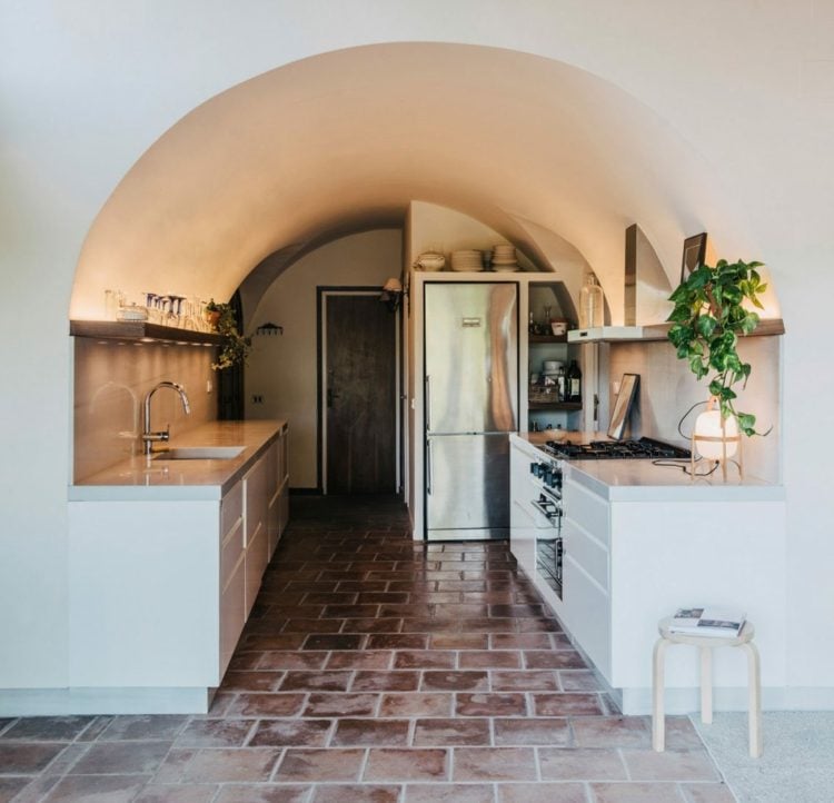 küche gestalten anbau-idee-weiß-kücheneinrichtung-mediterran