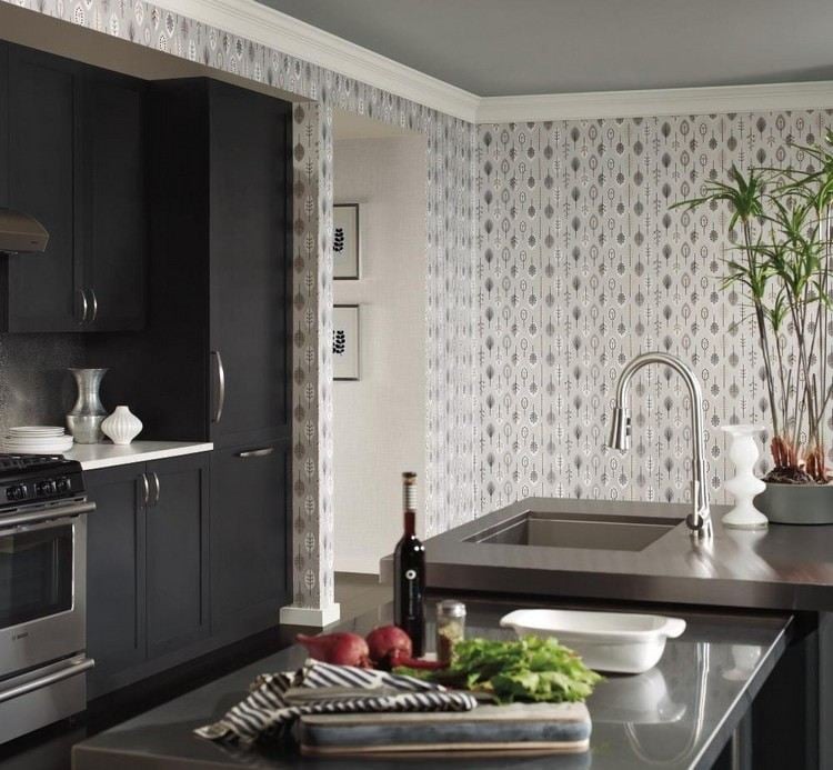 küchentapeten-ideen-schwarze-küche-graue-tapete-blätter