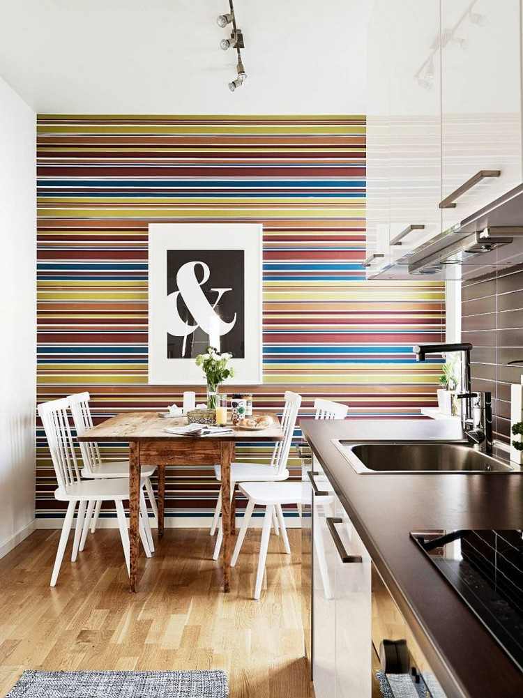 küchentapeten-ideen-streifen-farbenfroh-verspieltes-interieur