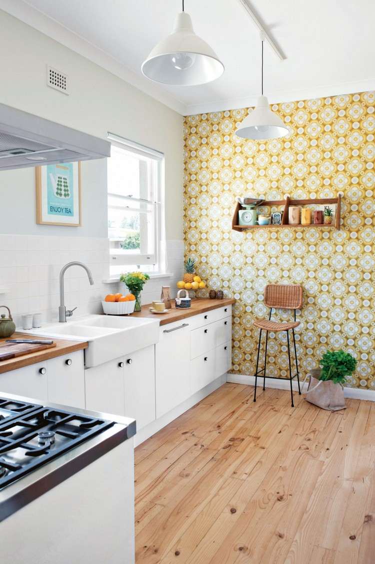 küchentapeten-ideen-weiße-küche-gelber-akzent