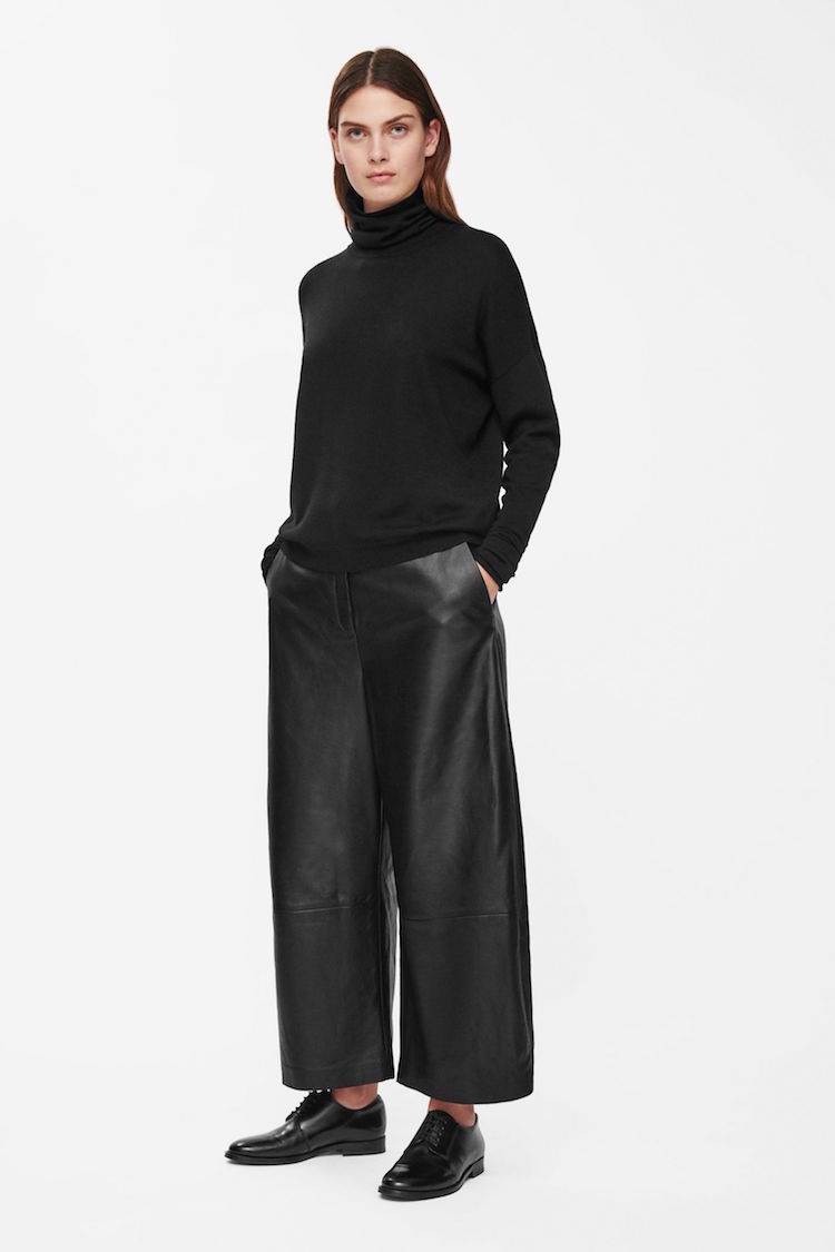 lederhose-damen-kombinieren-weitem-bein-schwarz-pullover