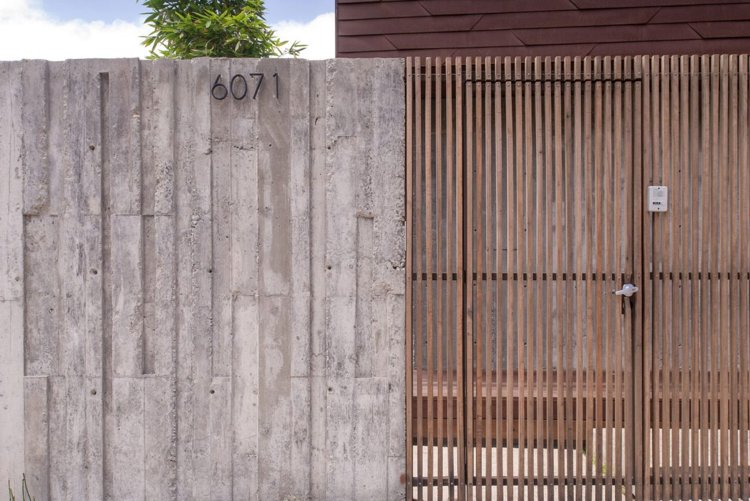 Moderne Fassadenverkleidung -rotbraun-paneele-beton-holz-zaun-hausnummer