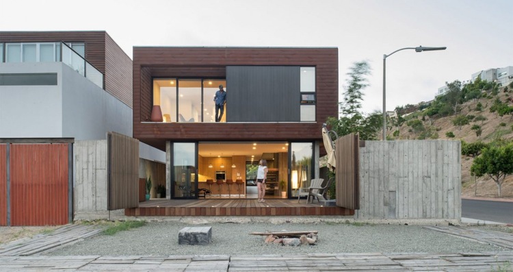 moderne-fassadenverkleidung-rotbraun-paneele-beton-raun-outdoor-terrasse