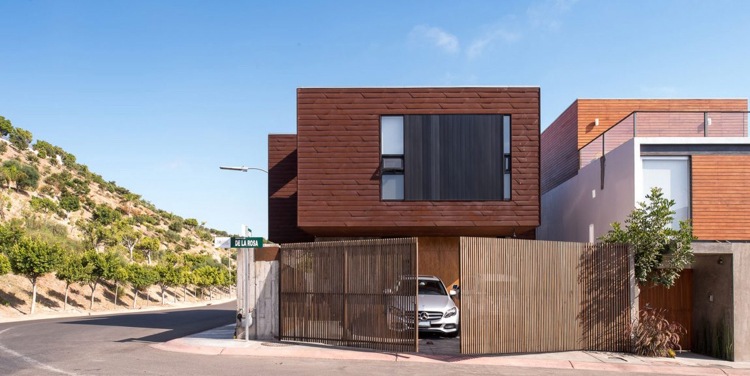 Moderne Fassadenverkleidung -rotbraun-paneele-garage-architektur-sonnenschutz