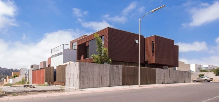 Moderne Fassadenverkleidung -rotbraun-paneele-haus-mauer-beton-mexico