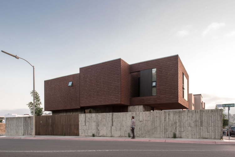 Moderne Fassadenverkleidung -rotbraun-paneele-strassenseite-betonmauer-architektur