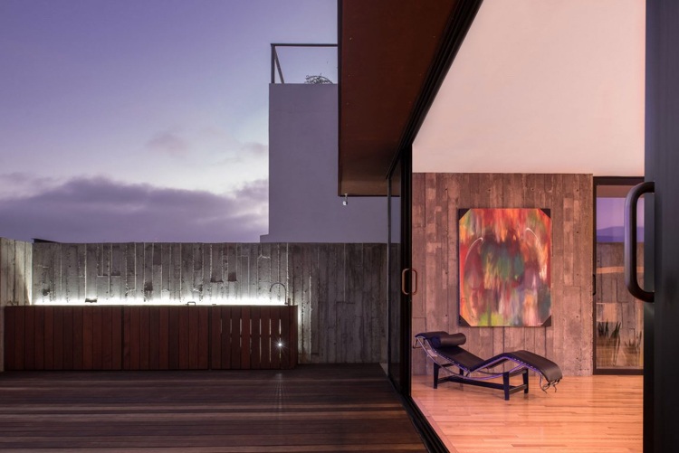 moderne-fassadenverkleidung-rotbraun-paneele-terrasse-beton-holzdielen-beleuchtung