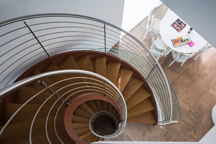moderne-treppe-wendeltreppe-holz-aluminum-geländer