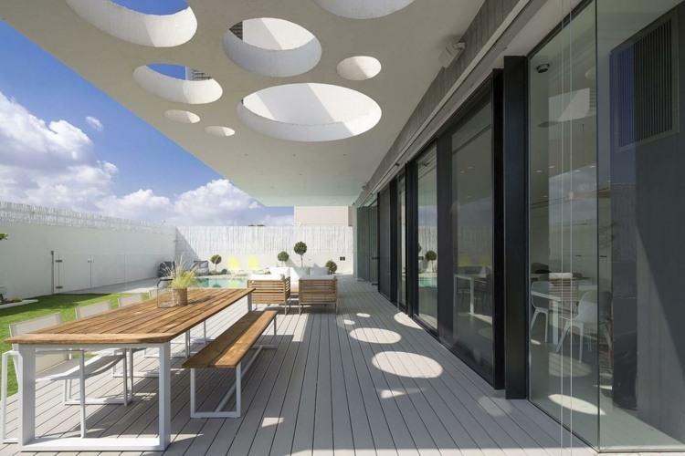 möbel-grau-modern-terrasse-überdachung-löcher-design-esstisch