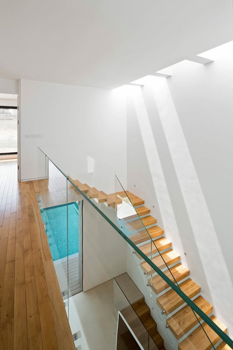 möbel-grau-treppenbereich-holz-stufen-glasgeländer-weiße-wandfarbe