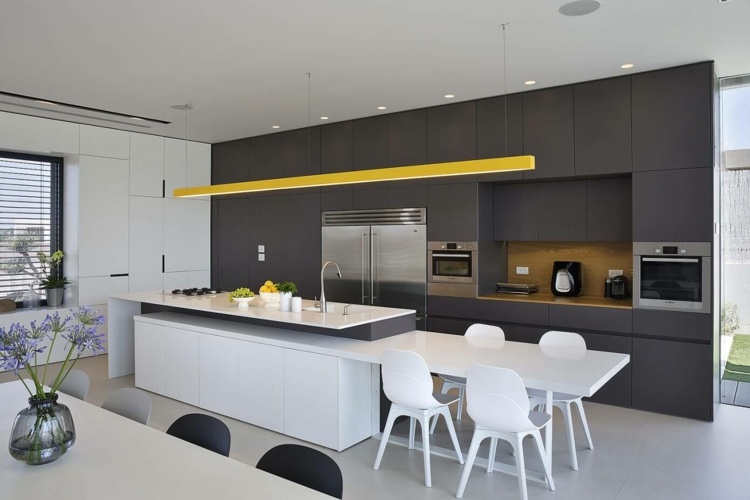 möbel in grau gelbe-lampe-akzent-farbe-schwarz-küchenschränke