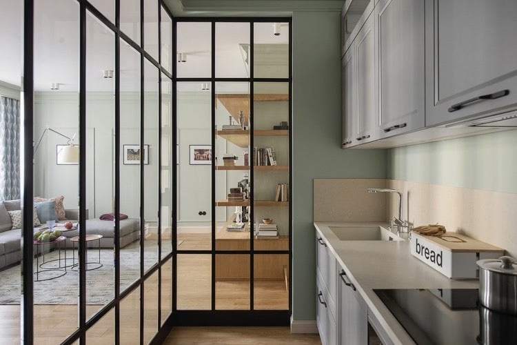 Offene Küche abtrennen-wohnbereich-trennwand-schwarzstahl-glas-durchblich-bewahren
