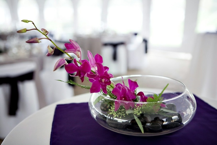 orchideen tischdeko glasschale-dekosteine-zweig-blüten-knospen-tischdecke-cocktailtisch