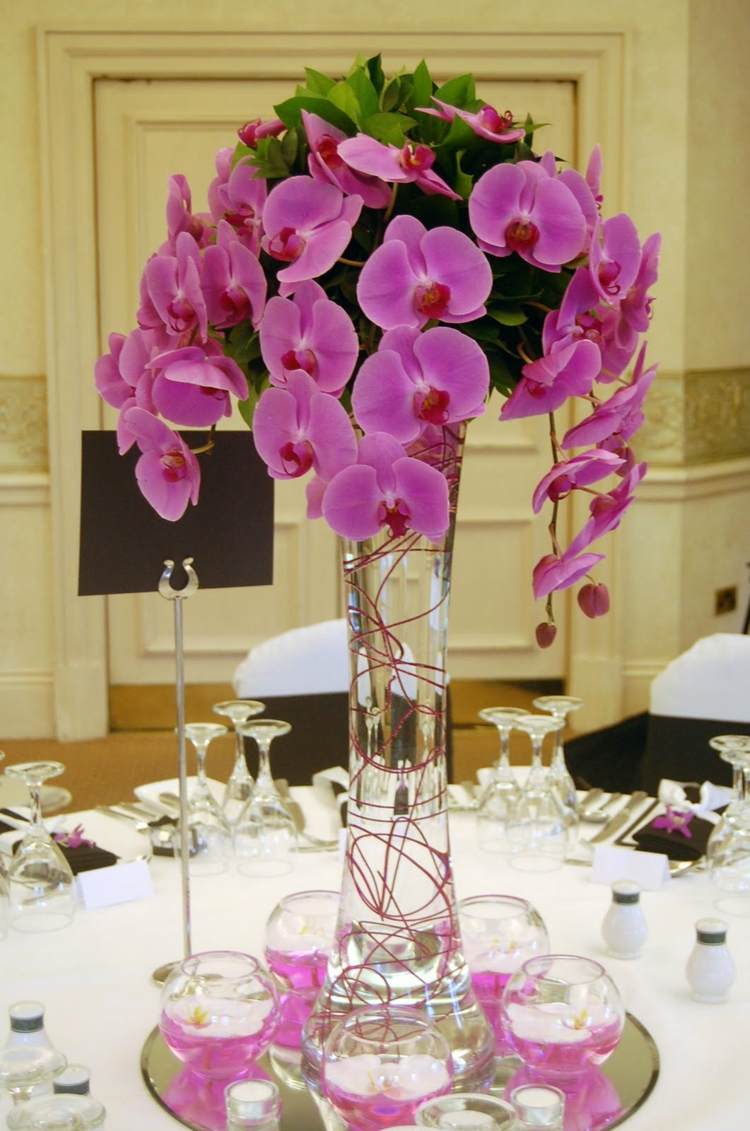 orchideen-tischdeko-hochzeit-vase-gla-fuchsia-gläser-teller-besteck-glasschalen-blüten-weiß