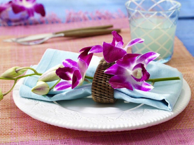 orchideen-tischdeko-teller-serviette-serviettenring-blüten-knospen-tasse-besteck