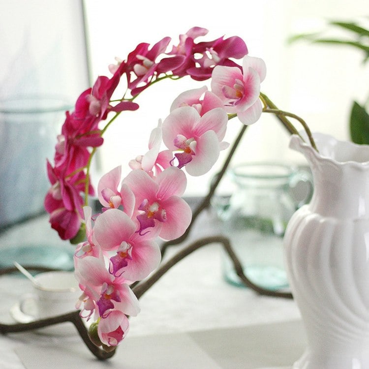 orchideen tischdeko vase-keramik-weiß-zweige-rosa-fuchsia-blüten-kaffeetasse