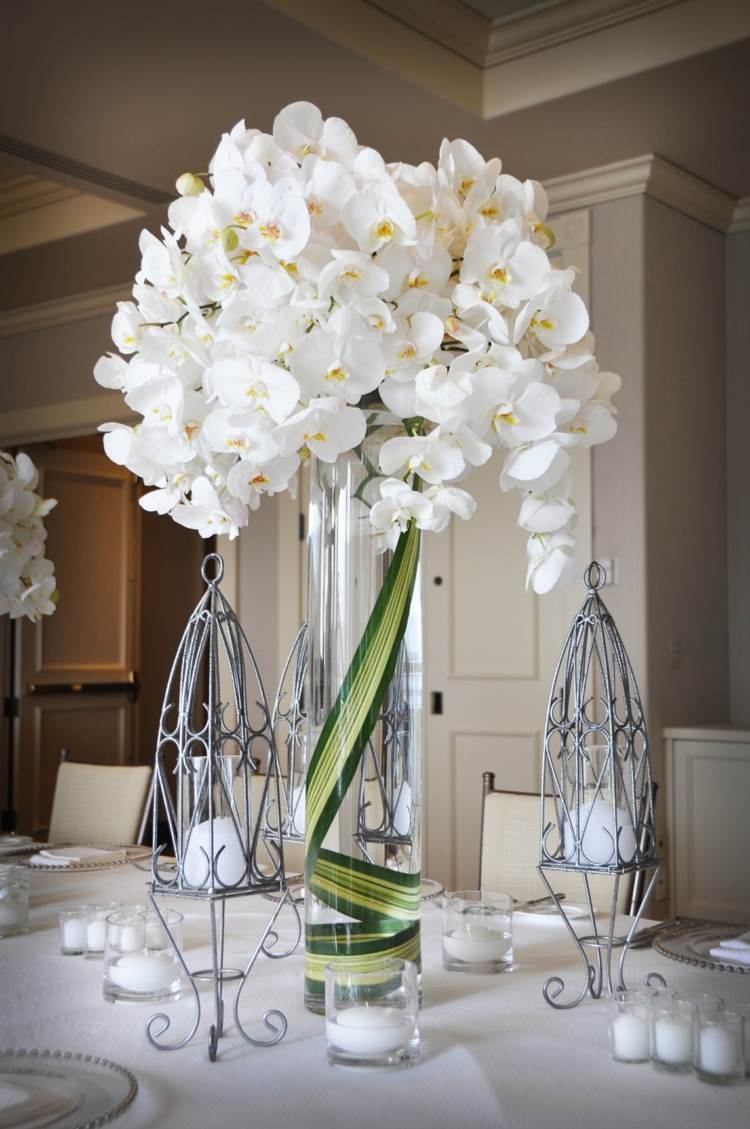 orchideen-tischdeko-weiß-vase-glas-kerzenhalter-edelstahl-silber-kerzen-teller-besteck-tischdecke