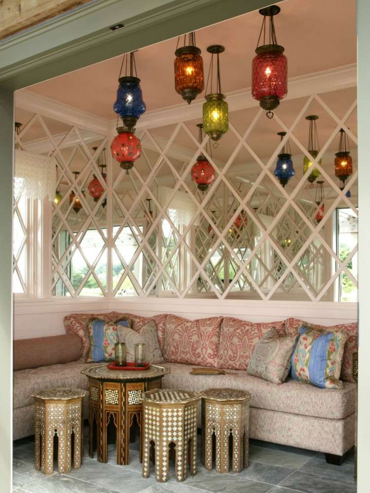 orientalische-deko-laternen-farbig-sofa-kissen-beistelltische
