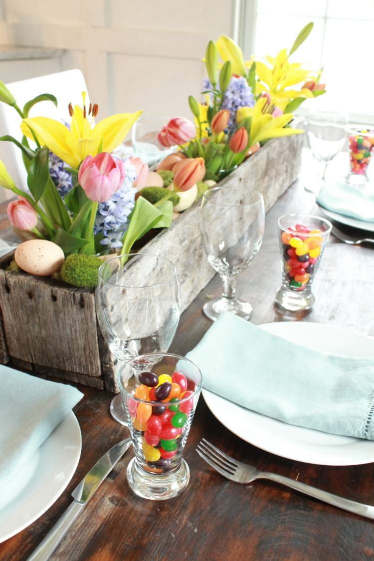 osterdeko-holz-festtafel-tisch-dekorieren-blumenkasten-vintage-grau-frühlingsblumen