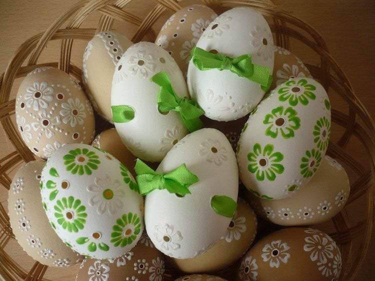 ostereier-gravieren-perforierte-eier-dekorieren-farbe-schleife