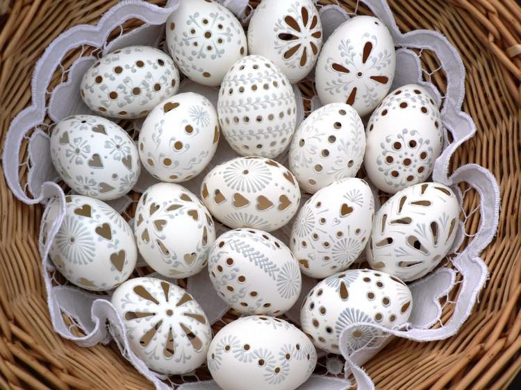 ostereier-gravieren-weiße-eier-lochmuster-silberne-deko