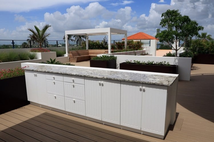 outdoor-küche-stauraum-unterschränke-granit-arbeitsplatte