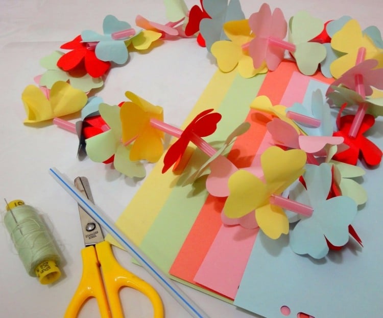 papierblumen-basteln-kindern-girlande-hawaii-strohhalm-papierblüten-bunte-kette-machen