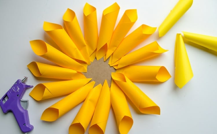 papierblumen basteln mit kindern anleitung-gelb-tonpapier-trichter-heißkleber