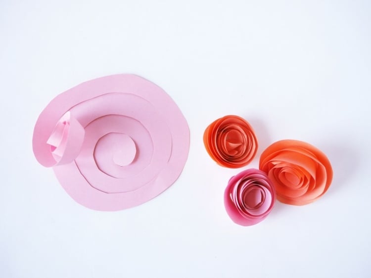 papierblumen basteln mit kindern einfach-rosenblüten-selber-machen-spirale-papierstreifen