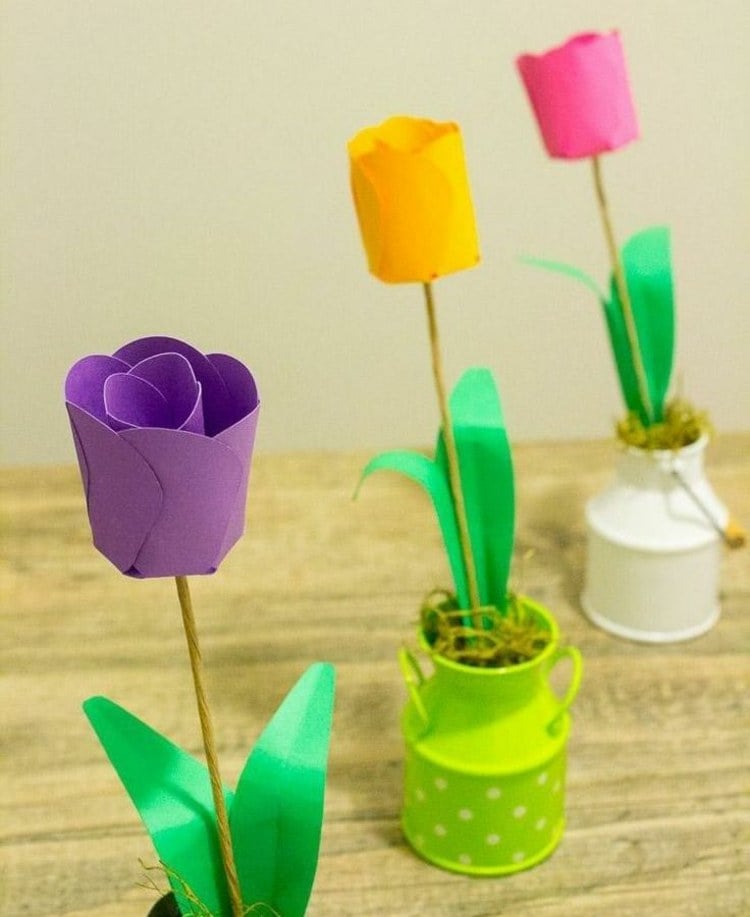 papierblumen basteln mit kindern tulpen-frühlingsblumen-tonpapier-eimer