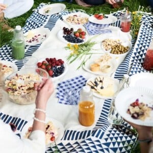 picknick-fingerfood-ideen-freunde-nudelsalat-obst-dips-oliven